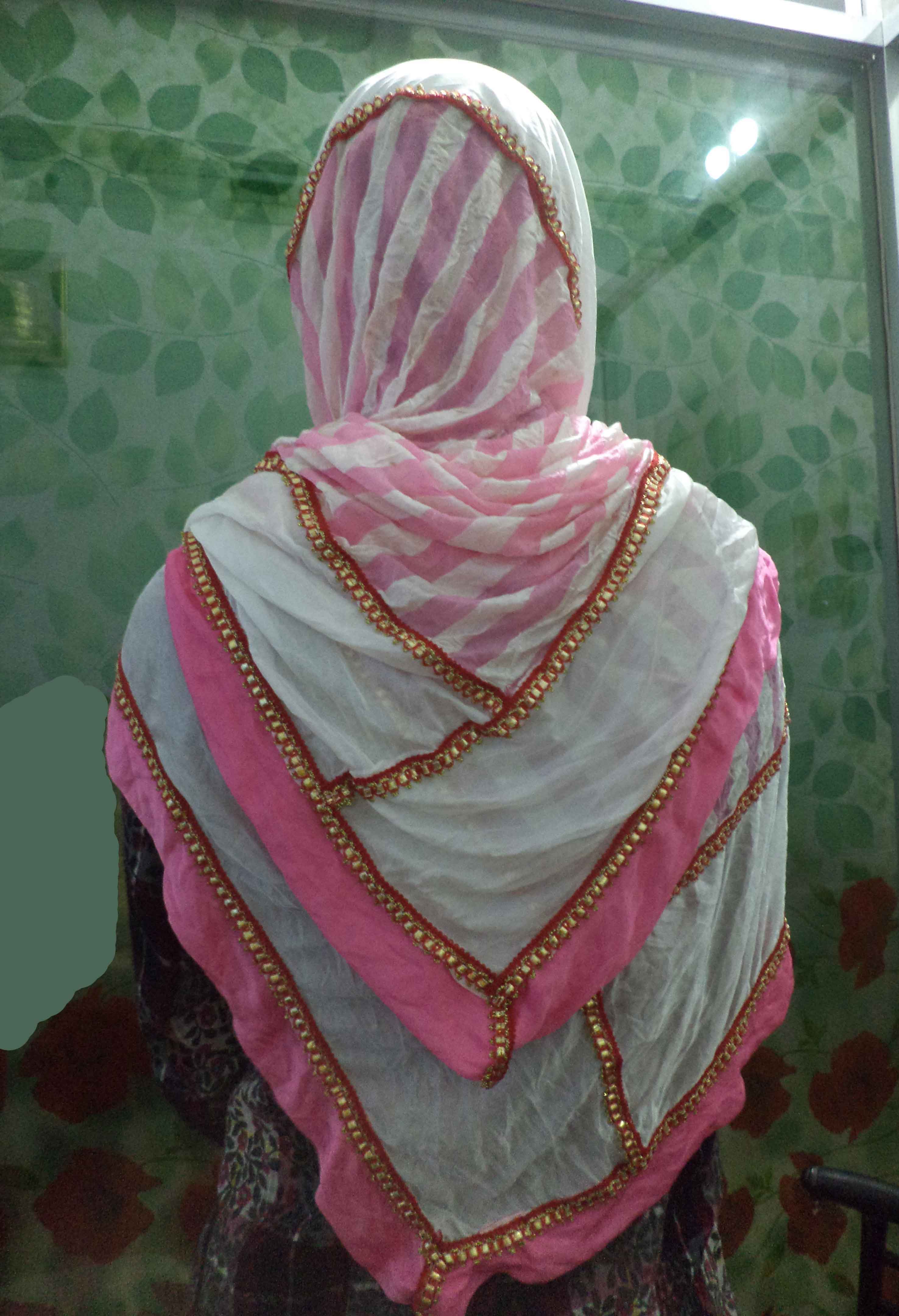 ওড়না হিজাব সাদা+গোলাপিকালার স্টাইপ